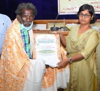 கலைஞர்களின் திறமையை பாராட்டி சான்றிதழ், ஊக்கத் தொகையை வழங்கினார் பெரம்பலூர் கலெக்டர் !