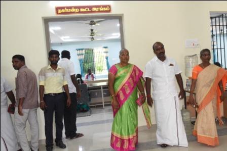 பெரம்பலூரில், நகராட்சி கூட்டத்தை விட்டு விட்டு, தலைவர், துணைத் தலைவர் சினிமா படத்திற்கு சென்றதை கண்டித்து அதிமுக கவுன்சிலர்கள் வெளிநடப்பு!
