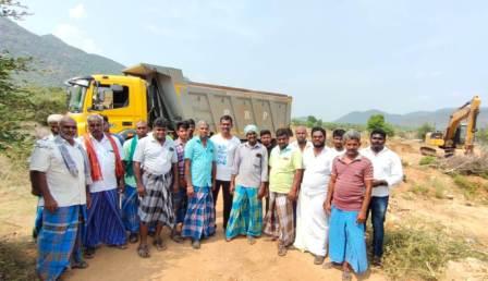 பெரம்பலூர் அருகே அதிகாரிகள் துணையுடன் லாரிகளில் மண் திருட்டு! சிறைப் பிடித்த கிராம மக்கள்!