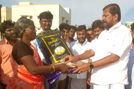 பெரம்பலூரில், தீவிபத்தில் வீட்டை இழந்தவர்களுக்கு அரசுக்கு முன்பாக நிவாரண உதவி வழங்கிய அதிமுகவினர்!