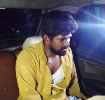 பெரம்பலூர் அருகே வீட்டில் திருடி விட்டு தப்ப முயன்ற திருடனை பொதுமக்கள் பிடித்து போலீசில் ஒப்படைத்தனர்