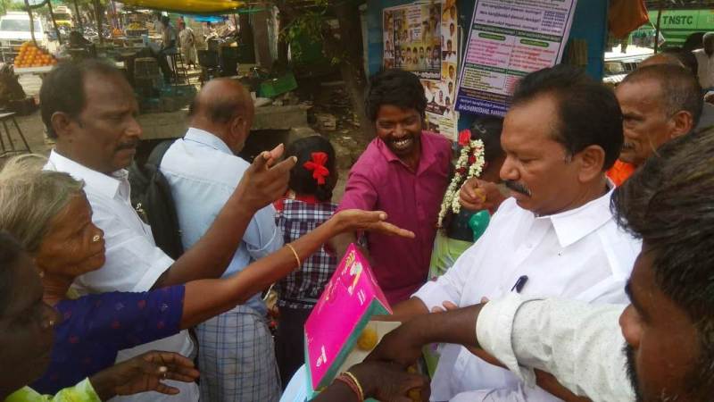 ஈ.பி.எஸ். இடம் சாவி ஒப்படைக்க உத்தரவு: பெரம்பலூரில், முன்னாள் எம்.பி. சந்திரகாசி தலைமையில் அதிமுகவினர் இனிப்புகள் வழங்கி பட்டாசு வெடித்து கொண்டாட்டம்!