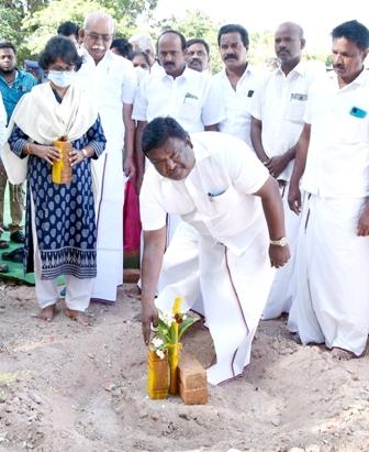 குன்னம் பேருந்து நிறுத்தத்தில் ரூ.40 லட்சத்தில் பயணிகள் நிழற்குடை அமைக்கும் பணி : அமைச்சர் சிவசங்கர் முதல் கல் நட்டு தொடங்கி வைத்தார்.