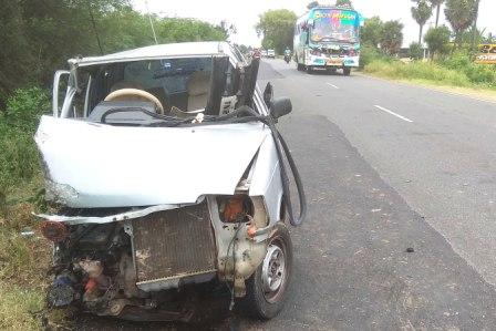 மேடு பள்ளமான சாலையால் பெரம்பலுர் அருகே கார் – லாரி மோதல் ; அதிர்ஷ்ட்டவமாக சிறு காயங்களுடன் உயிர் தப்பினர்!