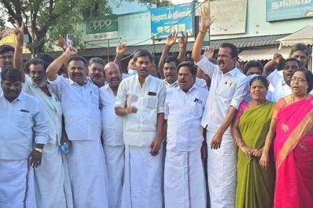 பெரம்பலூரில், அதிமுகவினர் வெடிவெடித்து, இனிப்பு வழங்கி கொண்டாட்டம்