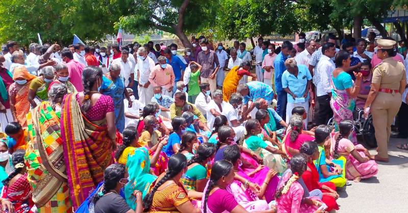பேரூராட்சித் துணைத் தலைவரை பதவிநீக்கம் செய்யக் கோரி, கலெக்டர் அலுவலகத்தை முற்றுகையிட்டு – தர்ணா போராட்டம் செய்த பொதுமக்கள்!