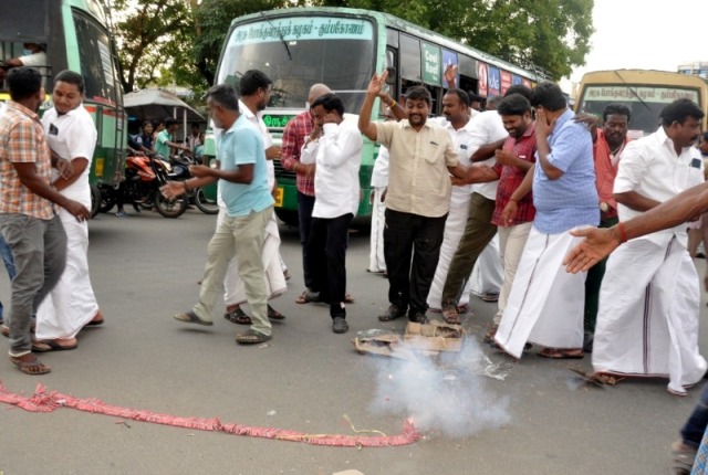 அதிமுக இணை ஒருங்கிணைப்பாளராக, ஆர்.வைத்திலிங்கம் நியமனம்: பெரம்பலூரில் தொண்டர்கள் பட்டாசு வெடித்து கொண்டாட்டம்!