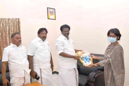 பெரம்பலூருக்கு வந்த தாட்கோ தலைவருக்கு கலெக்டர் பூச்செண்டு கொடுத்து வரவேற்பு! எம்.எல்.ஏ பிரபாகரன் உடனிருந்தார்.