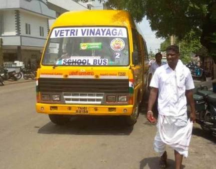 விதிகளை மீறி கூட்டத்திற்கு, பள்ளி பேருந்துகளில் ஆட்களை அழைத்து வந்த அதிமுகவினர்: நடவடிக்கை எடுக்க முடியாத போலீசார்!
