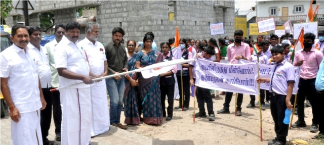 பெரம்பலூர், ஆல்மைட்டி வித்யாலயா பள்ளியில் 75 வது சுதந்திர தினவிழா: போதை விழிப்புணர்வு பேரணி: எம்.எல்.ஏ பிரபாகரன் தொடங்கி வைத்தார்.