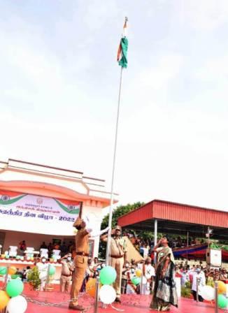 பெரம்பலூரில் 75வது சுதந்திர தின கொண்டாட்டம்: கலெக்டர் தேசியக் கொடியை ஏற்றி வைத்து மரியாதை!
