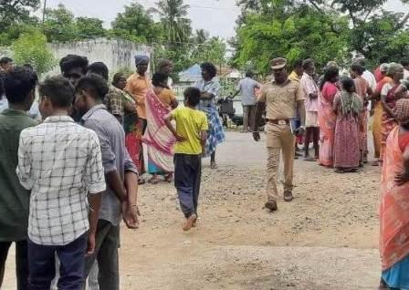 பெரம்பலூர் அருகே பள்ளியில், மாணவிகள் சிறுநீர் கழிப்பதை செல்போனில் வீடியோ எடுத்த வாலிபருக்கு தர்ம அடி!
