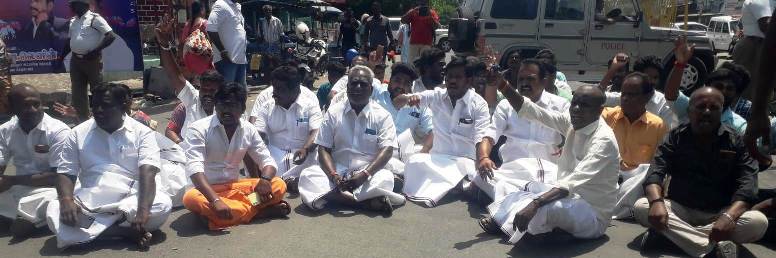 முறையாக குடிநீர் வினியோகம் செய்யாத பெரம்பலூர் நகராட்சியை கண்டித்து அதிமுகவினர் சாலை மறியல்!