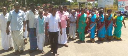 கூடுதல் பேருந்து வசதி கோரி கிராம மக்கள், பெரம்பலூர் கலெக்டர் அலுவலகத்தை முற்றுகையிட்டு தர்ணா போராட்டம்!