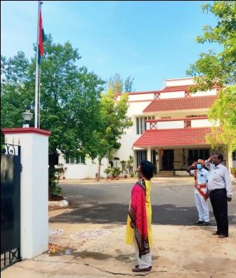 75வது சுதந்திர தினம்: பெரம்பலூர் கலெக்டர், டி.ஆர்.ஓ., வீடுகளில் கொடியேற்றி மரியாதை செலுத்தினர்!