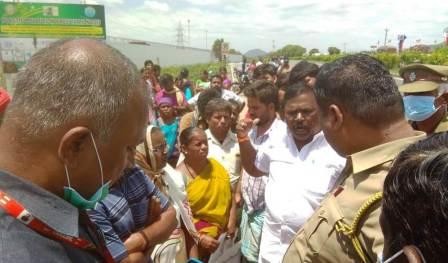 தனியார் டயர் தொழிற்சாலையில் நிலக்கரி எரிக்க எதிர்ப்பு தெரிவித்து முற்றுகையிட முயன்ற மக்கள்: தடுத்து நிறுத்திய போலீசார்!