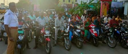 பெரம்பலூர் டிராபிக் போலீசார் ஹெல்மெட் அணியாதவர்களுக்கு அறிவுரை!