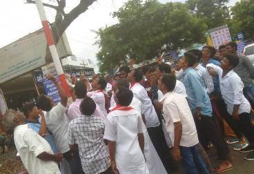 பாரிவேந்தர், பிறந்த நாளை முன்னிட்டு, பெரம்பலூரில் கொடியேற்றி இனிப்புகள் வழங்கி ஐஜேகே கட்சியினர் கொண்டாட்டம்!