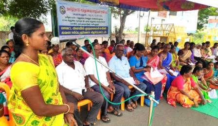காலை சிற்றுண்டி வழங்கும் திட்டம்: சத்துணவு ஊழியர்களை கொண்டே நடைமுறைப்படுத்த வேண்டும்: சத்துணவு ஊழியர் சங்கத்தினர் பெரம்பலூரில் தர்ணா!