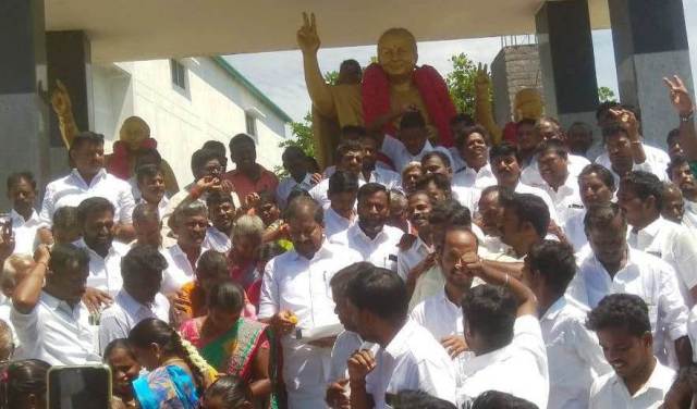 அண்ணா பிறந்த நாள்: பெரம்பலூரில், அதிமுக சார்பில், ஓ.பி.எஸ். ஈ.பி.எஸ் அணியினர் மாலை அணிவித்து மரியாதை!