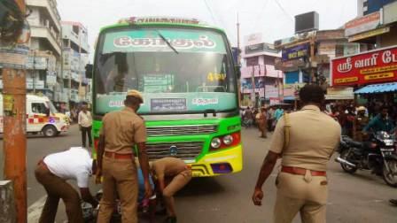 பெரம்பலூர் சிக்னலில் கார் – ஸ்கூட்டி – மினிபஸ் அடுத்தடுத்து மோதல்! இடையூறாக நிற்கும் கட்டிட தொழிலாளர்கள் கூட்டத்தை அப்புறப்படுத்த கோரிக்கை!