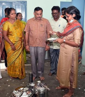 அரசு பள்ளிகளில், காலை உணவு திட்டம் – சோதனை முயற்சி; பெரம்பலூர் கலெக்டர் ஆய்வு!