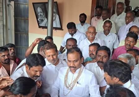 நரிக்குறவர், குருவிக்காரர்களை, பழங்குடியினர் பட்டியில், முதலமைச்சர் கோரிக்கை ஏற்று, வழங்கியதற்கு ஆ.ராசா எம்.பிக்கு, நரிக்குறவர்கள் சார்பில், பாசிமணி மாலை அணிவித்து, நன்றி