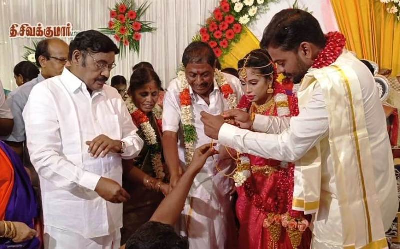 வறுமையிலும் உதவும் மனப்பான்மையுடன் வாழவேண்டும்; ஐஜேகே நிறுவனர் டி.ஆர். பாரிவேந்தர் எம்.பி., பெரம்பலூர் திருமண விழாவில் மணமக்களுக்கு வாழ்த்து!
