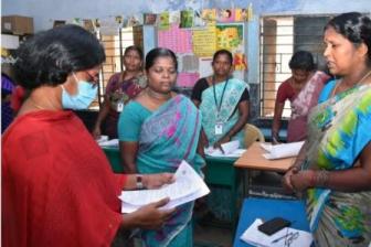 வாக்காளர் அடையாள அட்டையுடன் ஆதார் எண் இணைக்கும் சிறப்பு முகாம்: பெரம்பலூர் கலெக்டர் பார்வையிட்டார்.