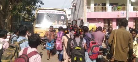 போதிய இடம் இல்லாததால், கூடுதல் பேருந்து கேட்டு, பள்ளி மாணவர்கள் பெரம்பலூர் அருகே சாலை மறியல்! அதிகாரிகள் தொடர் அலட்சியம்!!