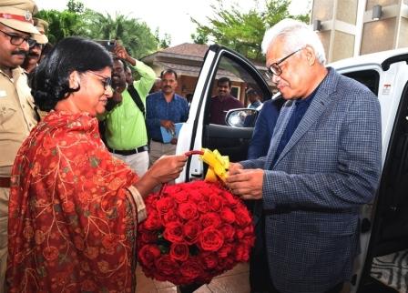 பெரம்பலூர் மாவட்டத்திற்கு வந்த மலேசியா நாட்டு உள்துறை அமைச்சருக்கு கலெக்டர் பூங்கொத்து கொடுத்து வரவேற்பு