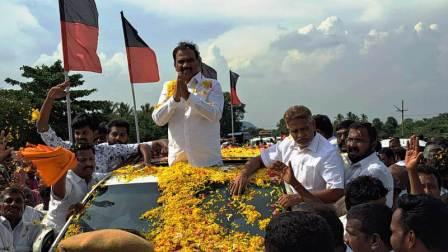 2வது முறையாக தி.மு.க. துணைப் பொதுச் செயலாளராக பொறுப்பேற்று! பெரம்பலூர் வந்த ஆ.ராசா-விற்கு பூக்கள் தூவி ஆயிரக்கணக்கான தொண்டர்கள் உற்சாக வரவேற்பு