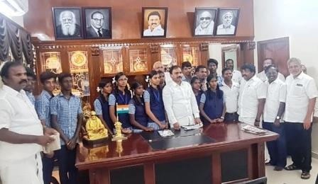 போட்டிகளில் வெற்ற மாணவர்கள் ஆ.ராசா எம்.பி-யிடம் வாழ்த்து பெற்றனர்!