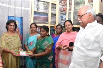 காதிகிராப்ட் அங்காடியில் தீபாவளி கதர் சிறப்பு தள்ளுபடி விற்பனை: பெரம்பலூில் கலெக்டர் தொடங்கி வைத்தார்!