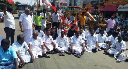 எதிர்க்கட்சித் தலைவர் எடப்பாடி பழனிசாமி சென்னையில் கைது; பெரம்பலூரில் அதிமுகவினர் சாலை மறியல்!