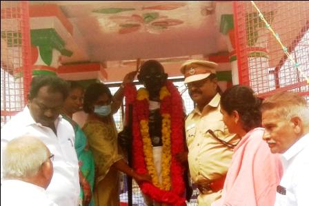 காந்தி பிறந்த நாள்: பெரம்பலூர் கலெக்டர் மாலை அணிவித்து மரியாதை!