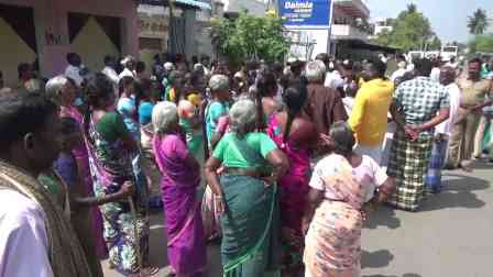 பெரம்பலூர் அருகே டாஸ்மாக் மதுக்டையை மூடவும், திறக்கவும் எதிர் எதிர் போராட்டங்கள்!