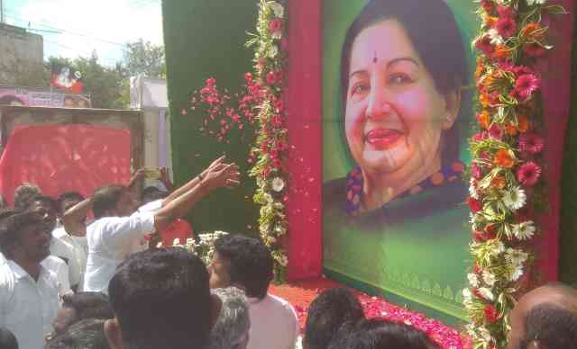 ஜெ.ஜெயலலிதாவின் 75வது பிறந்த நாள்: பெரம்பலூரில், அதிமுகவினர் மாலை அணிவித்து மரியாதை!