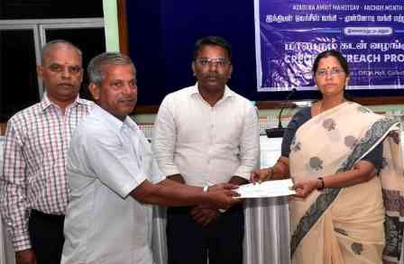வங்கிகளின் சார்பில் ரூ.12.36 கோடி கடன்: பெரம்பலூர் கலெக்டர் வழங்கினார்.