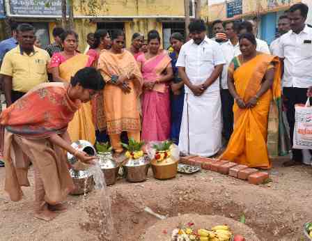 பேராசிரியர் அன்பழகன் பள்ளி மேம்பாட்டு திட்டத்தின் கீழ் பெரம்பலூர் செஞ்சேரியில், புதிய வகுப்பறை கட்டும் பணியை கலெக்டர், எம்.எல்,ஏ முன்னிலையில் தொடங்கி வைத்தார்.