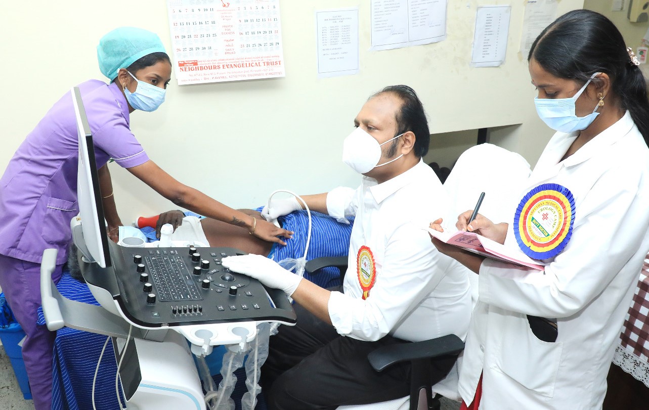 பெரம்பலூர் அற்புதா மருத்துவ மனையில், இலவச சிறுநீரக கற்களுக்கான அறுவை சிகிச்சை முகாம்; டாக்டர் சாமுவேல் தேவக்குமார் தலைமையில் நடந்தது.