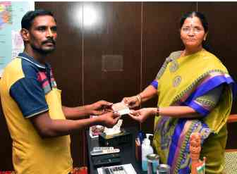 5 ஆண்டு காலம் அலைகழிக்கப்பட்ட நோயாளிக்கு 1 மணி நேரத்தில், ரேசன் கார்டு, இன்சூரன்ஸ் அட்டையை வழங்கிய பெரம்பலூர் கலெக்டர்!