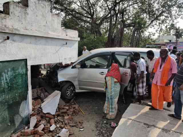 பெரம்பலூர் அருகே கார் டயர் வெடித்ததில் வீட்டினுள் புகுந்தது!
