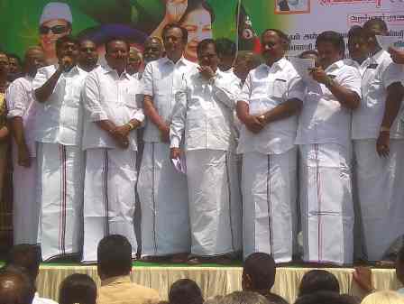 அத்தியாவாசிய பொருட்களின் விலை உயர்வை தடுக்க கோரி அதிமுக பெரம்பலூரில் ஆர்ப்பாட்டம்!
