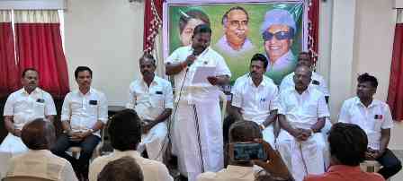 பெரம்பலூரில் கூண்டோடு காலியாகிறது ஓ.பி.எஸ் அணி: நிர்வாகிகள் ரகசிய கூட்டத்தில் முடிவு!