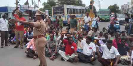 பெரம்பலூர் சிஐடியூ ஊரக உள்ளாட்சித் துறை ஊழியர்கள் சங்கம் சார்பில் சாலை மறியல்!