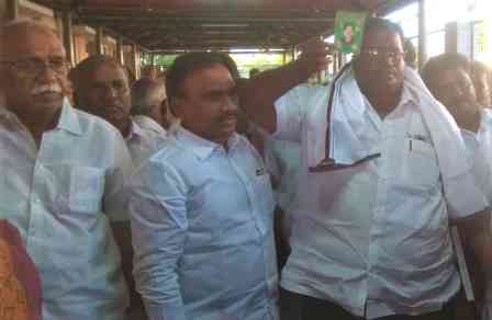 பூலாம்பாடி அதிமுக முன்னாள் நகர செயலாளர், ஆ.ராசா முன்னிலையில் திமுகவில் இணைந்தார்!