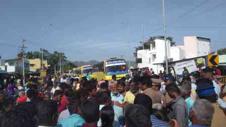 பெரம்பலூர் அருகே குடிநீர் கேட்டு பொதுமக்கள் சாலை மறியல்!