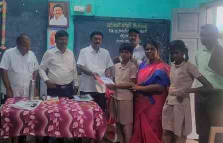 அரணாரை பள்ளியில் சுதந்திர தின போட்டி! கவுன்சிலர் துரை.காமராஜ் பரிசுகள் வழங்கினார்!!