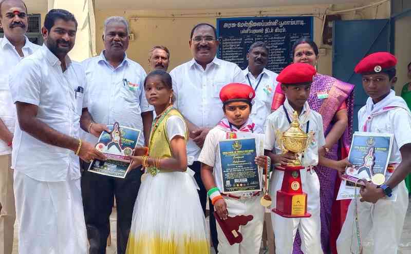 மரியாதை, பழக்க வழக்கங்கள் சொல்லித் தருவது ஆசிரியர்கள் தான் : சுதந்திர தின விழாவில் தொழில் அதிபர் டத்தோ.பிரகதீஸ்குமார் பேச்சு!